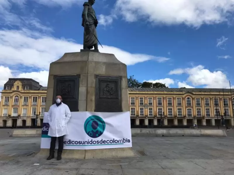 El cirujano Roberto Angulo Rodríguez protestó en la Plaza de Bolívar.