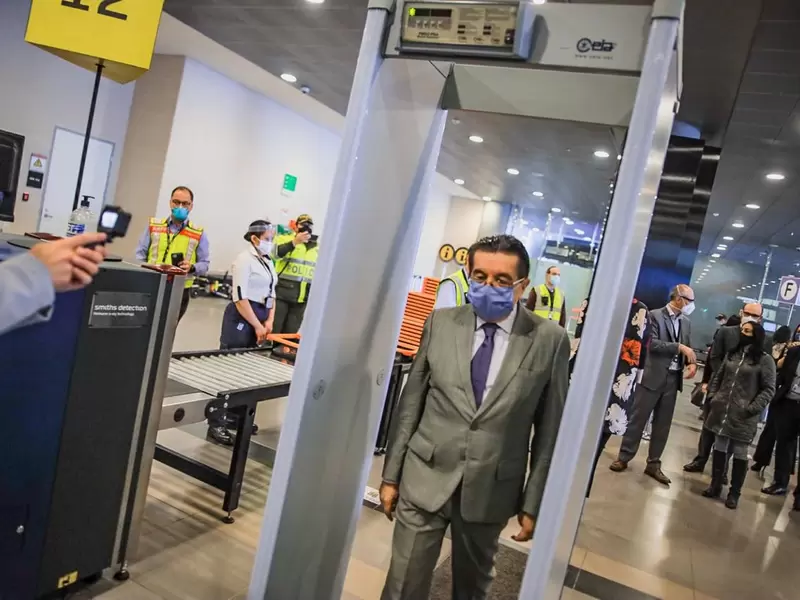 Ministro de salud en el Aeropuerto ElDorado