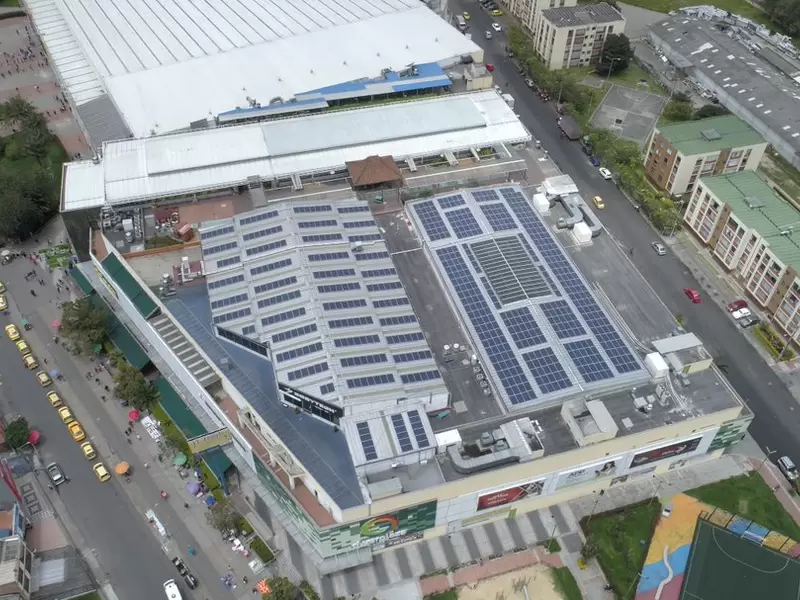 Paneles solares en Engativá.