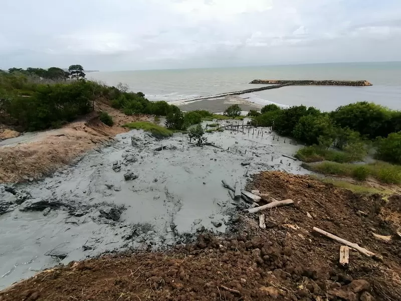 Vertimiento de agua del volcán de lodo de Arboletes, Antioquia