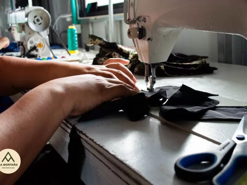 Excombatientes trabajan en un proyecto de confecciones. Excombatientes trabajan en un proyecto de confecciones.