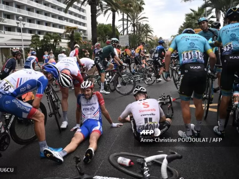 Thibaut Pinot sufrió caída en la etapa 1 del Tour de Francia