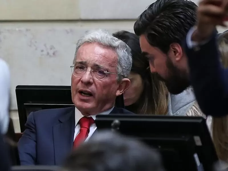 ÁLVARO URIBE VÉLEZ ÁLVARO URIBE VÉLEZ