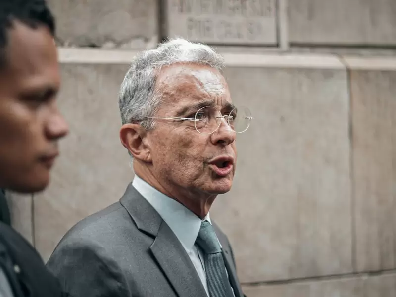 URIBE EN LA CORTE URIBE EN LA CORTE