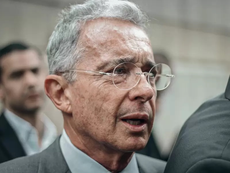 ÁLVARO URIBE EN LA CORTE ÁLVARO URIBE EN LA CORTE