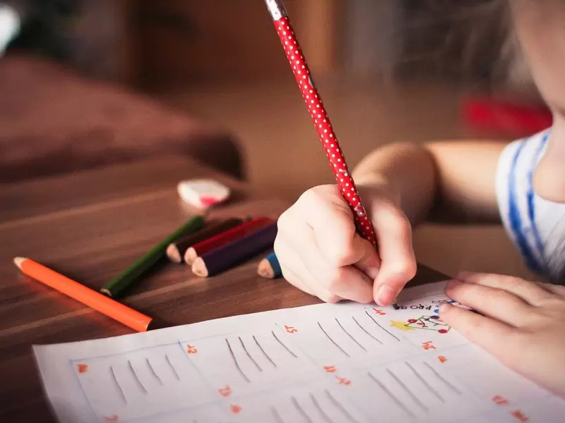 Niños estudiando