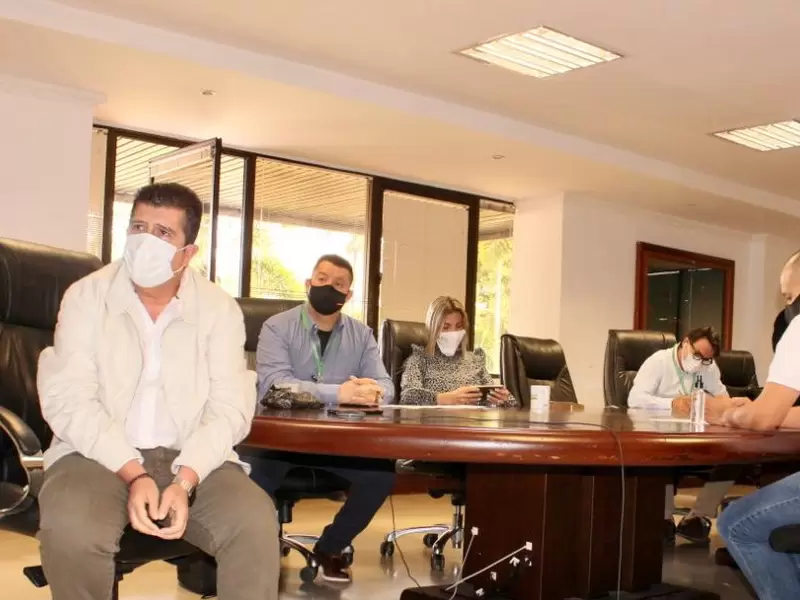 Gobernador de Risaralda, Víctor Manuel Tamayo, con autoridades de salud