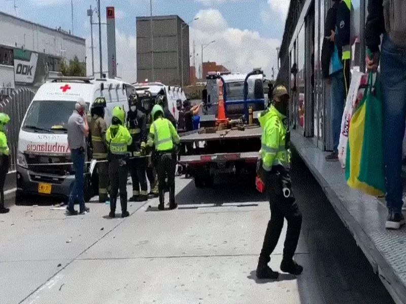Dos buses de Transmilenio chocaron con una ambulancia en el Ricaurte