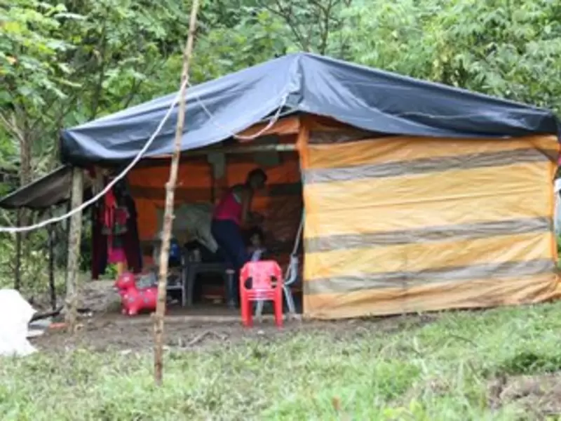 Los cambuches fueron improvisados por los exguerrilleros y sus familias.