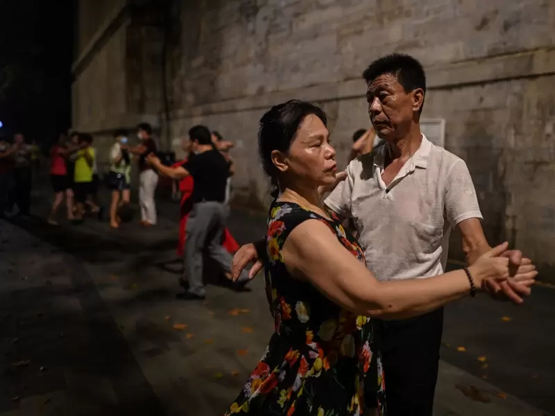 En el epicentro de la pandemia, los habitantes de Wuhan abandonan el tapabocas
