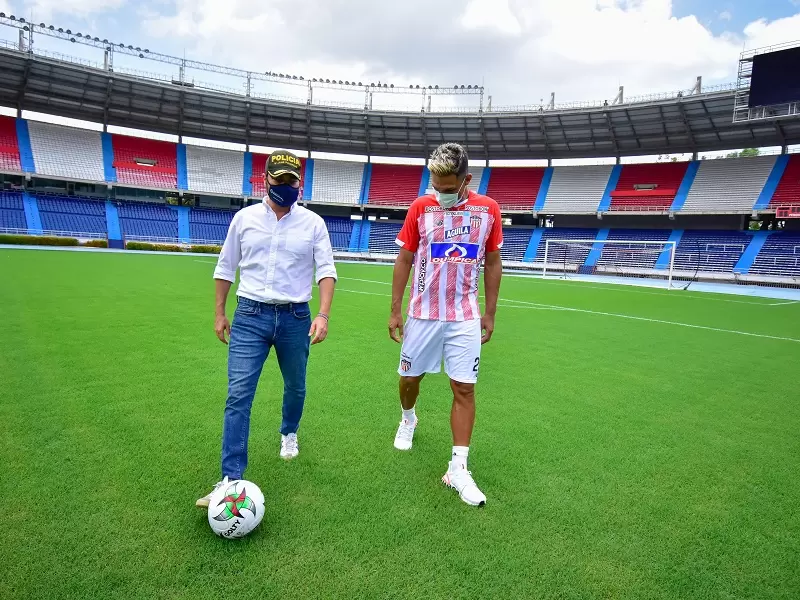 El alcalde y Teo probaron la cancha.