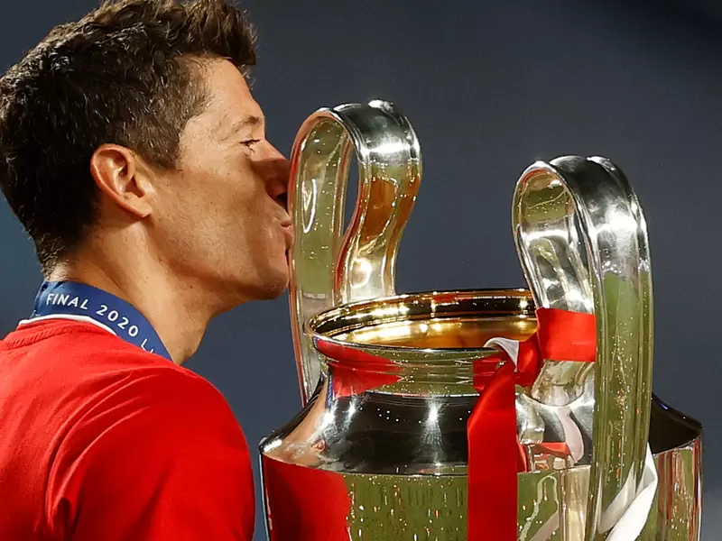 Robert Lewandowski besa copa de la Champions League 2020 Robert Lewandowski besa copa de la Champions League 2020