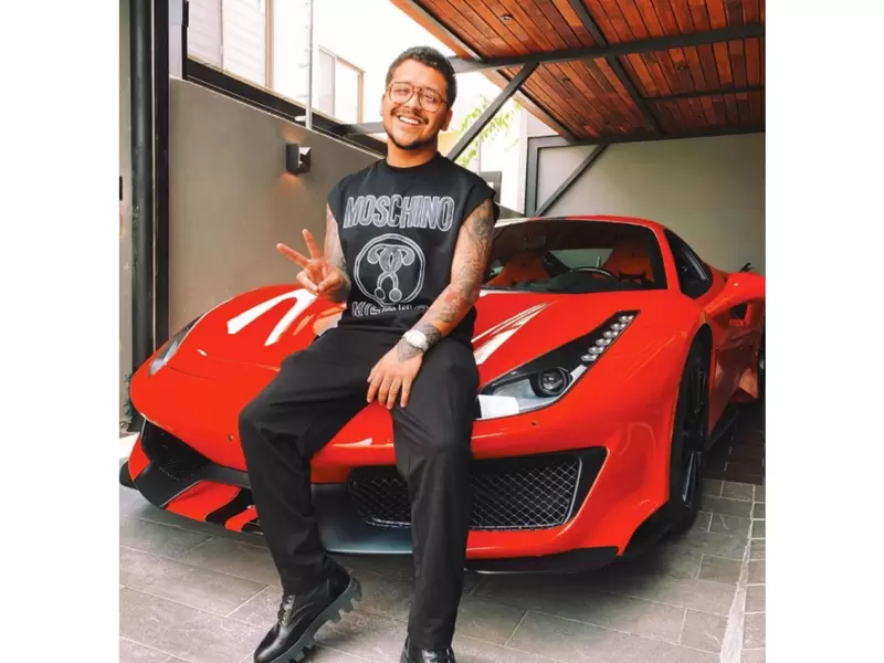 Christian Nodal junto a su Ferrari Christian Nodal junto a su Ferrari