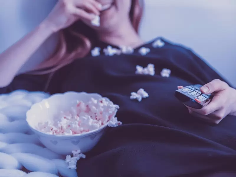 Mujer viendo televisión