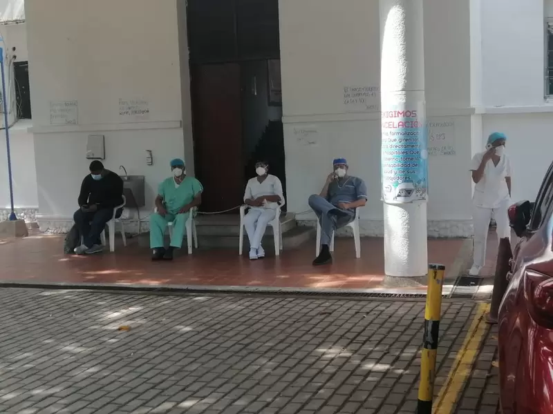 Están atados a cadenas en la entrada del centro medico