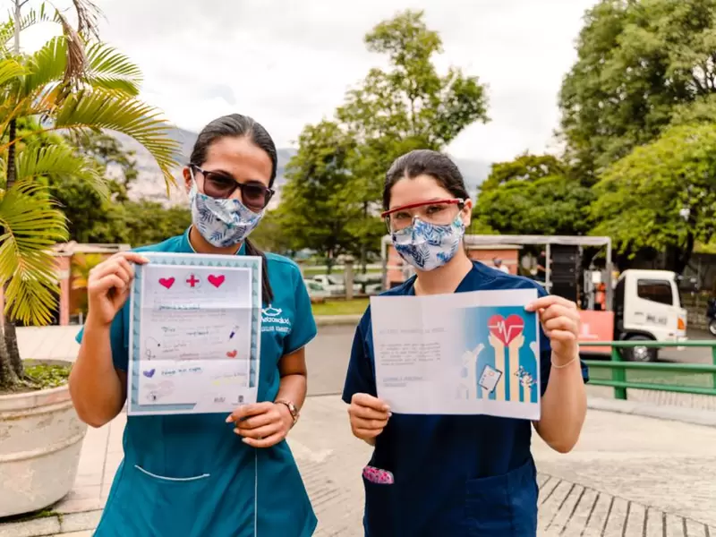 Cartas que reciben los profesionales de la salud en Medellín.