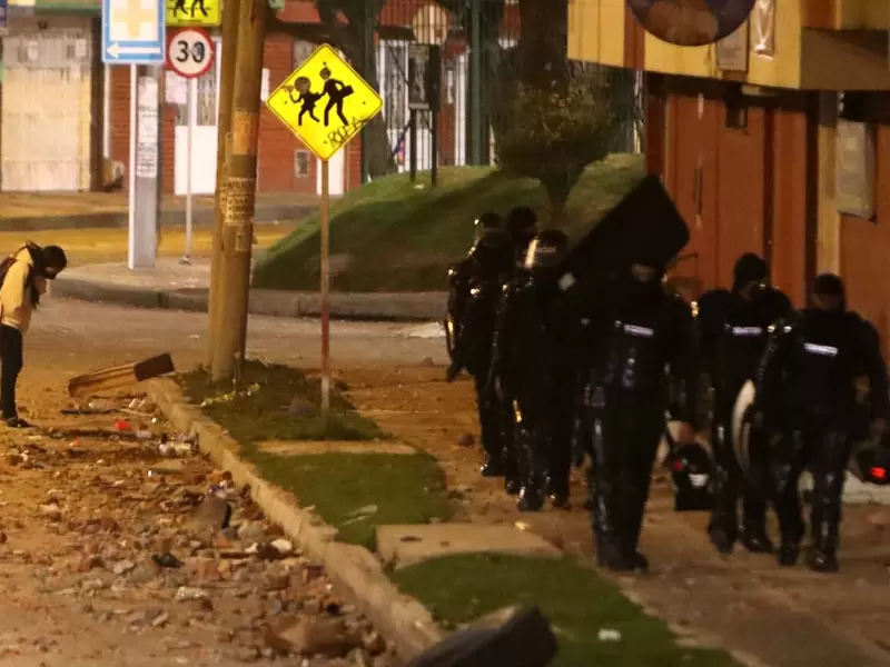 Una mujer observa el lugar donde murió uno de los manifestantes frente al CAI de Verbenal.
