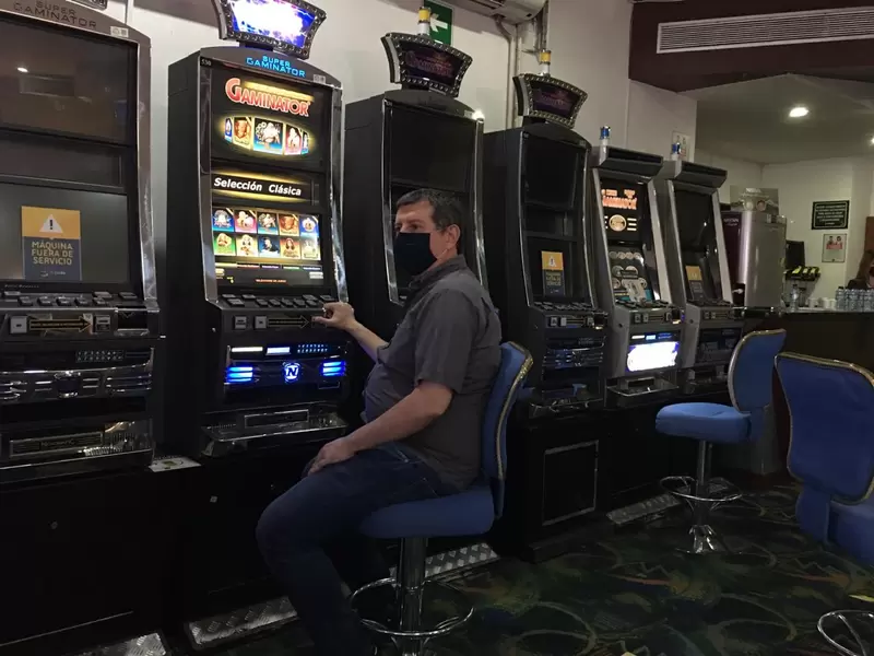 Los casinos deberán limpiar las máquinas y mesas siempre que cada jugador las use.