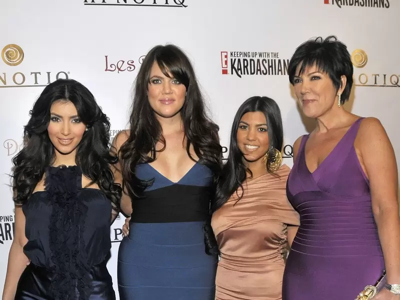 Kim Kardashian, Khloe Kardashian, Kourtney Kardashian, y Kris Jenner, en 2008 Kim Kardashian, Khloe Kardashian, Kourtney Kardashian, y Kris Jenner, en 2008