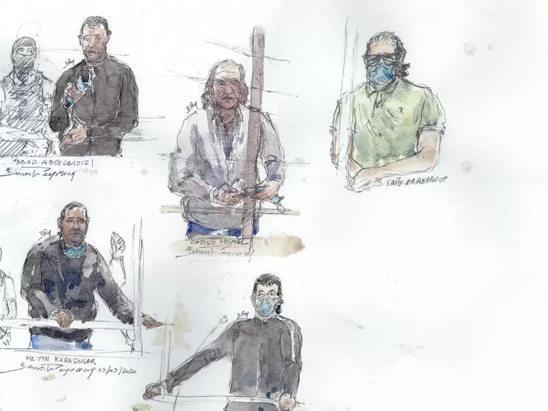 Boceto de la sala del tribunal que muestra a cinco de los 14 acusados por el atentado a Charlie Hebdo.
