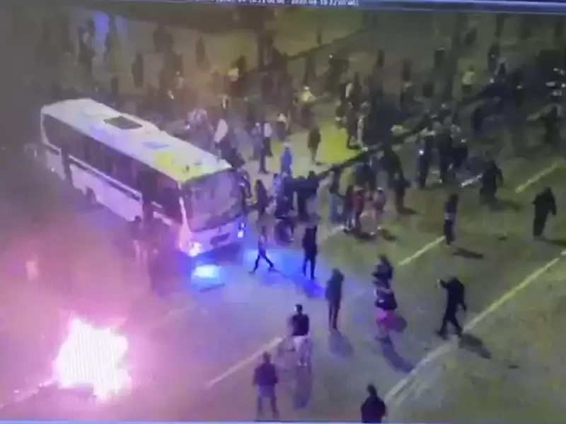 Bus de la policía quemado en Bosa