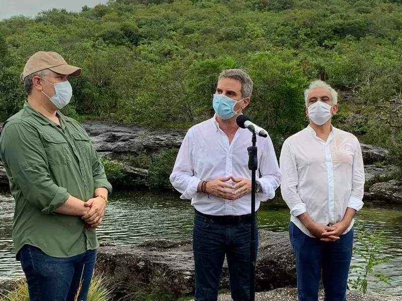 Nuevo ministro de Ambiente, Carlos Correa (centro)