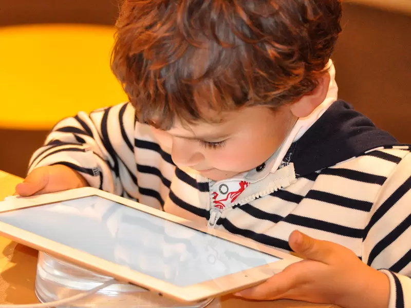 Niño usando una tablet