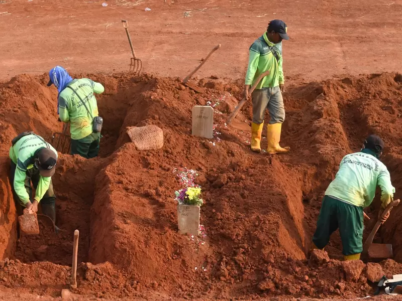 Tumbas para muertos por coronavirus en Indonesia