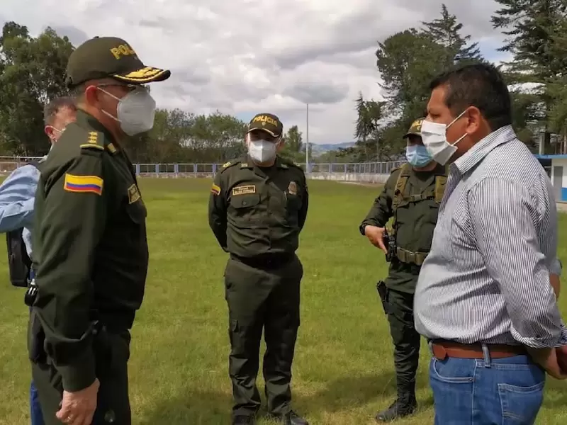 El General Vargas y el Alcalde de Buesaco dialogan previo a Consejo de Seguridad.