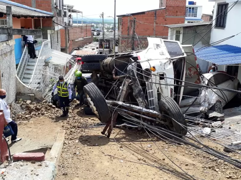 Camión se quedó sin frenos
