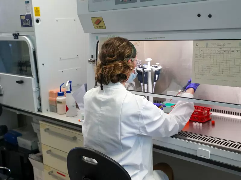 Científica trabaja en la vacuna de Oxford Científica trabaja en la vacuna de Oxford