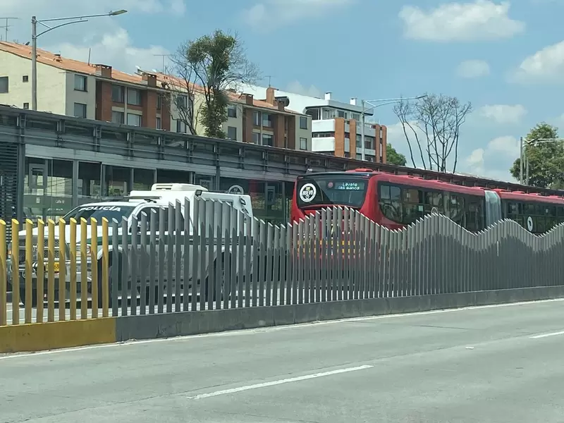 ESTACIÓN DE TRANSMILENIO DE LA CALLE 85 ESTACIÓN DE TRANSMILENIO DE LA CALLE 85