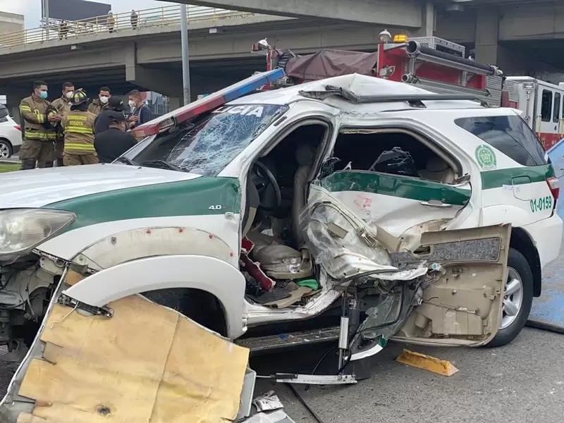 Accidente de carro de la Policía contra Transmilenio