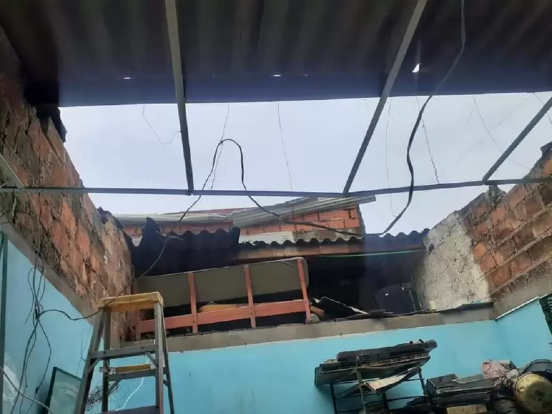 Viviendas destechas, árboles caídos y redes eléctricas en el suelo dejó la emergencia.