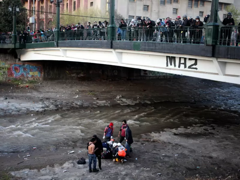 Policía chileno lanza a joven desde puente Policía chileno lanza a joven desde puente