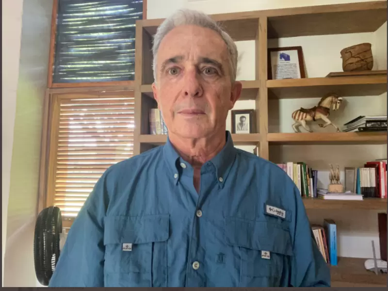 Expresidente Álvaro Uribe cuando estaba en detención domiciliaria Expresidente Álvaro Uribe en detención domiciliaria