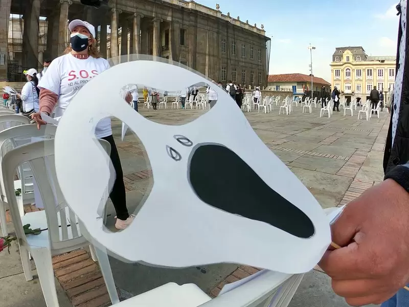 “Las sillas de los ausentes”, homenaje a trabajadores de la salud muertos por covid en Colombia.