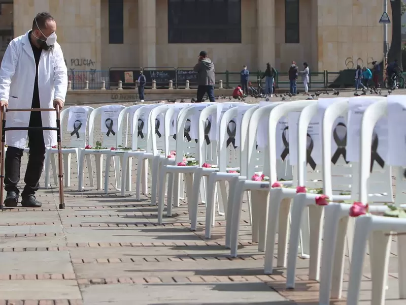 “Las sillas de los ausentes”, homenaje a trabajadores de la salud muertos por covid en Colombia.