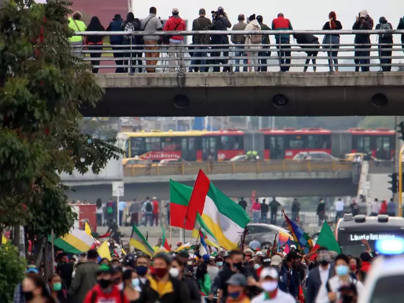 Recorrido por el centro de Bogotá de La minga indígena y llegada a la Plaza de Bolívar