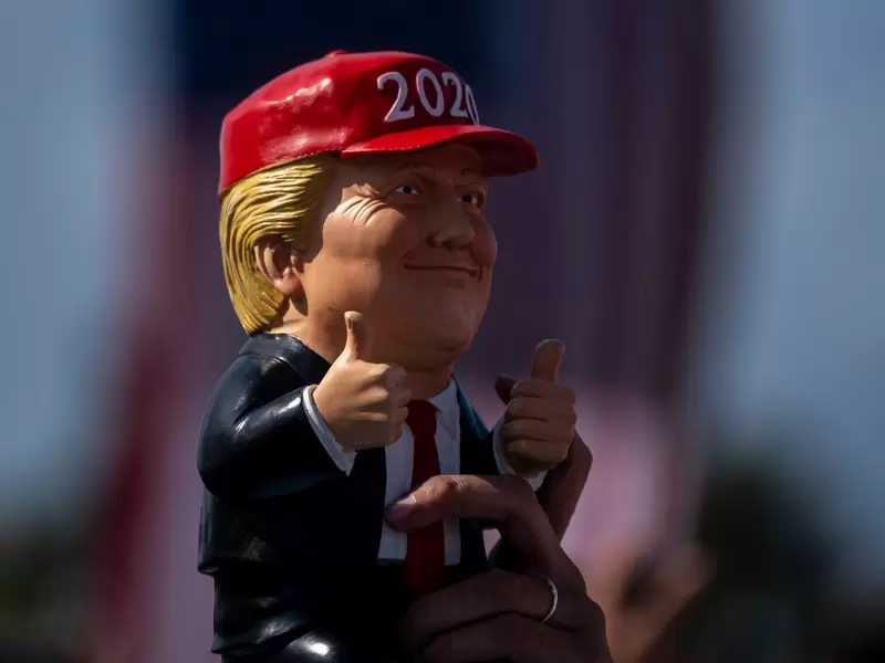Seguidor de Donald Trump sostiene un muñeco de presidente en un evento en Tampa, Florida