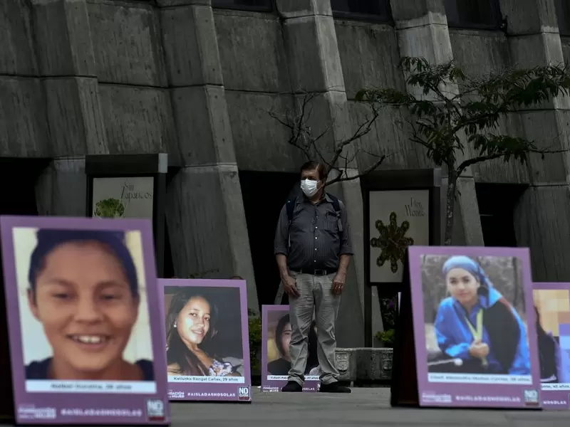 Fotos de víctimas de feminicidio, en el marco del Día Internacional para la Eliminación de la Violencia contra la Mujer.