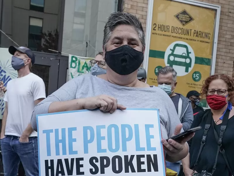 Un manifestante sostiene un cartel que dice "el pueblo ha hablado", en Filadelfia, Pensilvania, ciudad clave para el conteo de votos. Un manifestante sostiene un cartel que dice "el pueblo ha hablado", en Filadelfia, Pensilvania, ciudad clave para el conteo de votos.