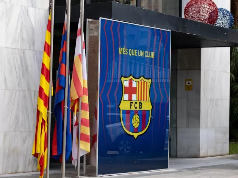 Barcelona banderas a Media Asta