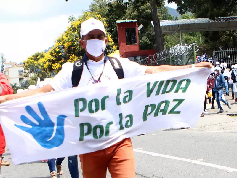 Marcha de exguerrilleros de las Farc hacia la Plaza de Bolívar.