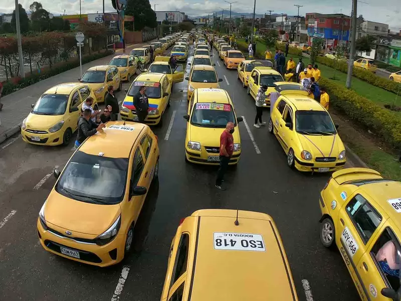 Taxistas de Bogotá protestan: dicen no a legalización de Uber y otras plataformas