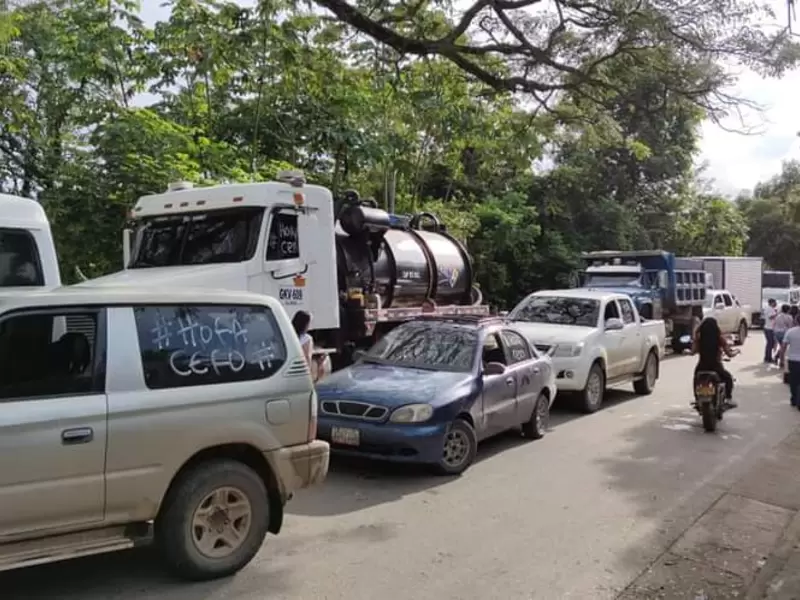 Vehículos parados en la vía Cúcuta-Tibú