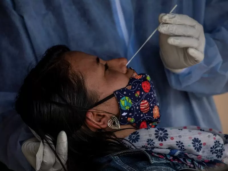 Coronavirus en Colombia - Personal de la salud toma muestras en Bogotá.