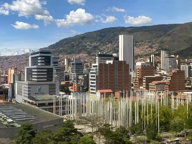 Las autoridades instalarán puestos de vacunación en todas las comunas y corregimientos de Medellín.