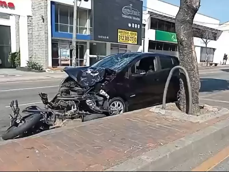 La motocicleta fue arrastrada por lo menos 50 metros.