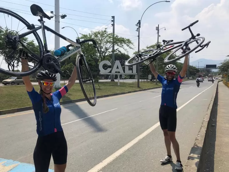 Pareja de esposos ciclistas tras su arribo a la meta en Cali.